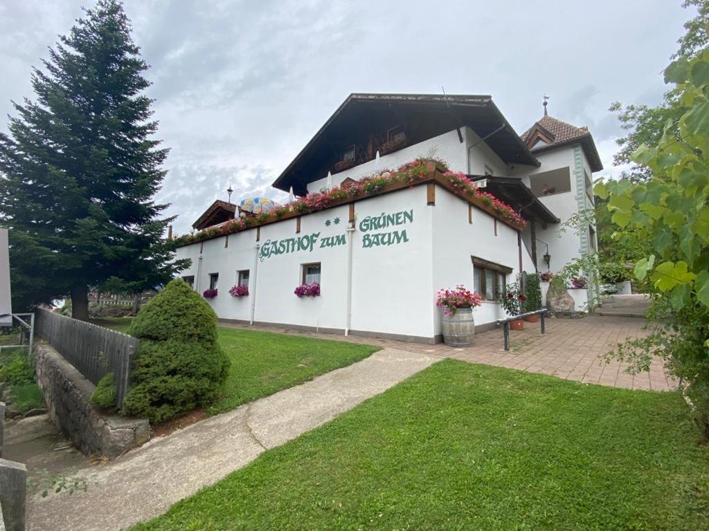 Gasthof Zum Gruenen Baum Verano Bagian luar foto